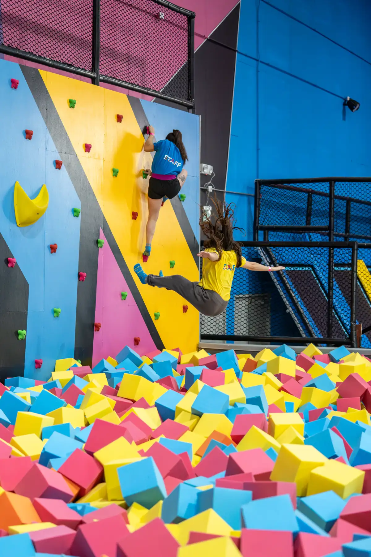 Niños saltando en trampolines en Jumper Park Chicureo